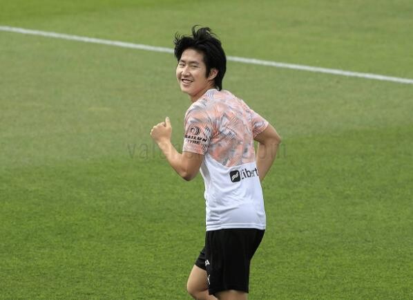 스페인 프로축구 프리메라리가의 발렌시아 소속 이강인이 지난 9일(현지시간) 팀 훈련장인 CD 파테르나에서 약 두 달 만에 훈련을 재개하고 있다. 2020.5.10 [발렌시아 구단 홈페이지] 연합뉴스