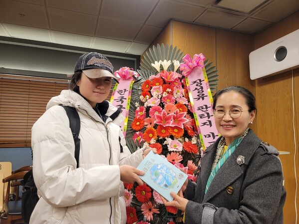 ‘마고의 숲’이 ‘인생 책’이라는 고등학교 3학년 허도경(왼쪽) 학생과 새롭게 ‘마고의 숲’을 재출간한 장성유 작가가 지난 25일 서울 광화문 교보문고 배움터에서 극적인 만남을 하고 기념사진을 찍고 있다.