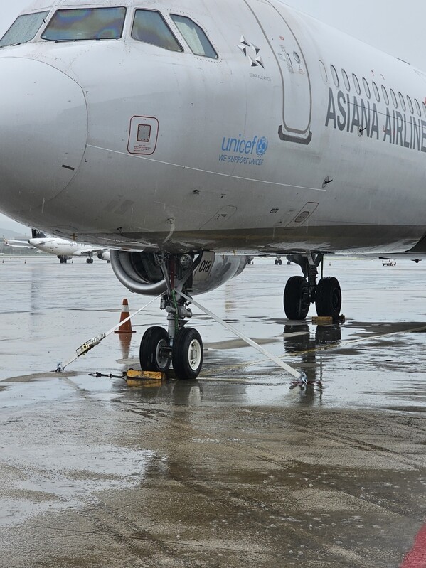 공항 바닥에 항공기를 결박시킨 모습. 아시아나항공 제공.