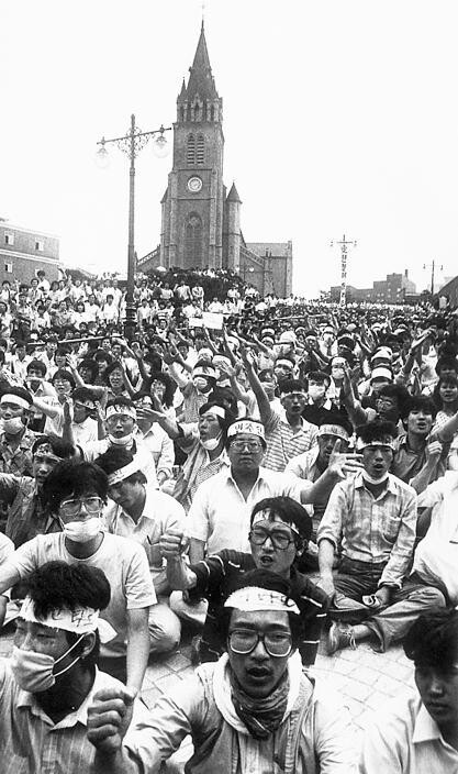 1987년 6월항쟁 당시 명동성당에서 농성하는 시민들.