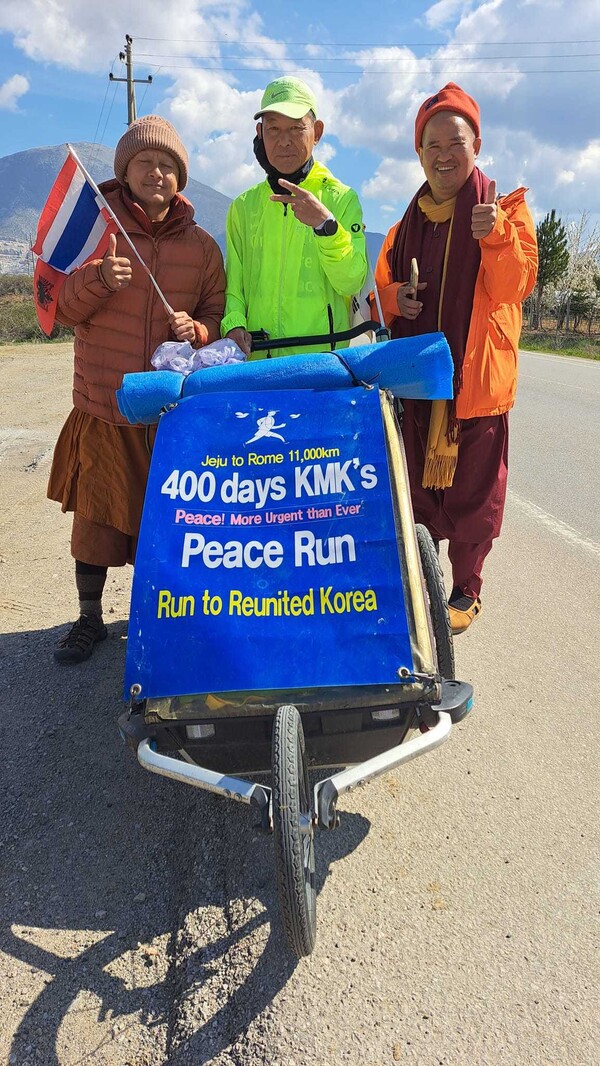 한반도 평화를 위한 교황의 판문점 미사를 염원하며 1만1천㎞ 대장정에 나선 평화 마라토너 강명구씨가 알바니아에서 시민을 만나 평화 마라톤 취지 등을 알리고 있다. 강명구씨 페이스북 내려받음