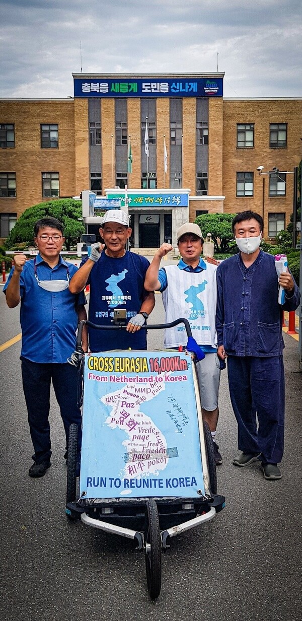 한반도 평화를 위한 교황의 판문점 미사를 염원하며 1만1천㎞ 대장정에 나선 평화마라토너 강명구씨가 지난해 9월 한반도 여정의 하나로 충북도청을 들러 지지자들와 완주를 다짐했다. 희망레일 제공