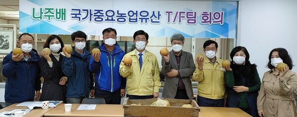 지난 19일 나주배박물관에서 강인규(맨 가운데) 나주시장을 비롯한 공무원들과 ‘피어나라 나주배사람들’ 회원 주민들이 민관 합동 간담회를 열었다. 왼쪽부터 반진곤 회장과 회원 이향미·김준·나종필씨, 강 시장, 나주시 공무원 김종순·형남열·허영순·김정남씨. 주민 회원으로는 양정원·이병곤·장재훈·조성광·황덕연씨 등 10여명이 참여하고 있다. 사진 김경애 기자