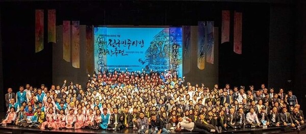 올해 세번째인 ‘전국민주시민합창축전’은 부마항쟁 40돌 국가기념일 지정을 기념해 부산에서 열렸다. 9개 지역 10개 시민합창단이 ‘네오내오없이 외치는 함성’을 주제로 함께 했다. 사진 부마민주항쟁기념재단