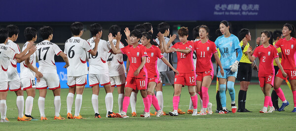 지소연(10번) 등 붉은색 유니폼의 한국 여자축구대표팀 선수들이 30일 열린 2022 항저우아시안게임 8강전 북한과 경기에서 진 뒤 인사를 나누고 있다. 항저우/연합뉴스