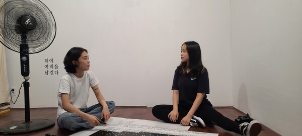 25살 동갑내기 기획자 이하영(왼쪽)·김소진(오른쪽)씨가 지난 14일 서울 은평구 에술공간 서로에서 ‘오월 전시회’를 준비하고 있다. 사진 광주 장동콜렉티브 제공