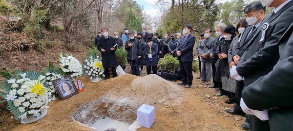 22일 경기도 남양주시 마석 모란공원에 잠든 고 이경진님의 묘소. 이석기 전 의원(맨 오른쪽)이 마지막 인사를 하고 있다. 최헌국 목사 제공