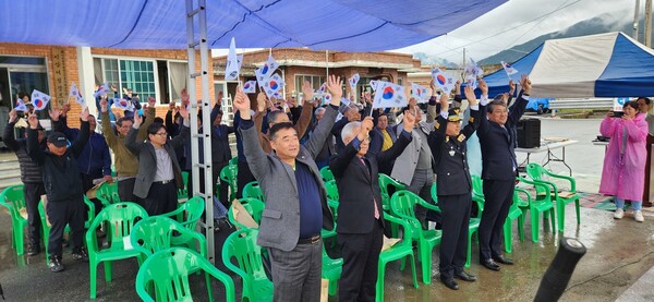 지난 3월23일 전남 구례군 광의면 지천리 지상마을 주민과 김순호 구례군수, 박임규 구례경찰서장 등이 104년 전 구례 만세시위를 재현하고 있다. 김용희 기자 kimyh@hani.co.kr