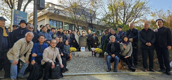 고인의 선후배 동문들이 11일 서울대 관악교정 중앙도서관 옆 ‘민주열사 고 황정하 추모비’ 앞에서 40주기 추모제를 지내고 기념촬영을 했다. 국경동문회 제공