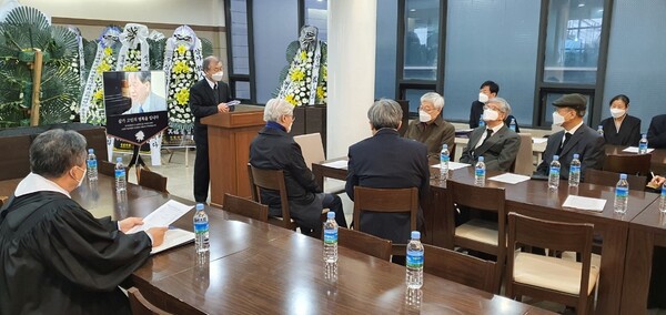 고 신오현 교수 영결식에서 필자 조영준 교수가 제자 대표로 추모사를 읽고 있다. 조영준 교수 제공