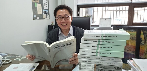 지난 7일 서울 역삼동 법무법인 덕수 사무실에서 김형태 4·9통일평화재단 상임이사가 ‘인혁당 재건위 조작사건’ 재심 판결문을 다시 살펴보고 있다. 사진 김보근 기자