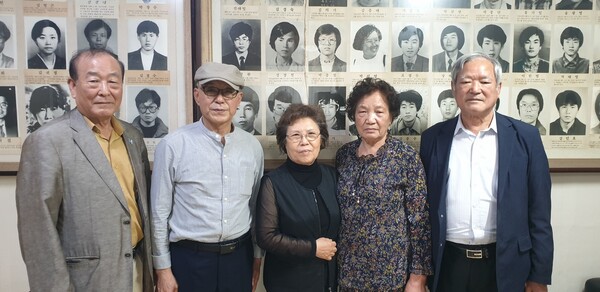 이한열 열사의 어머니 배은심 여사(오른쪽 두 번째)가 지난 8일 서울 종로구 창신동 유가협 사무실에서 장남수 유가협 회장(맨 오른쪽) 및 회원들과 함께했다. 김보근 선임기자