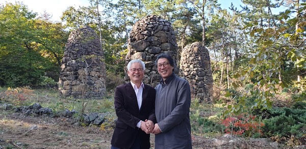 ‘평화의 소녀상’을 만든 김운성(오른쪽) 작가와 서중석 한겨레통일문화재단 전 이사가 지난 29일 전남 구례군 봉서리 봉성산 자락에 있는 ‘한겨레 생명평화공원’에서 새로운 생명평화의 상징물을 만들기로 다짐하며 손을 맞잡고 있다. 김보근 선임기자