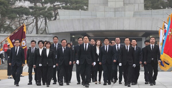 김기현 국민의힘 신임 당대표와 최고위원 등 새 지도부가 9일 오전 서울 동작구 국립서울현충원을 찾아 현충탑에 참배한 뒤 걸어 나오고 있다. 김봉규 선임기자 bong9@hani.co.kr