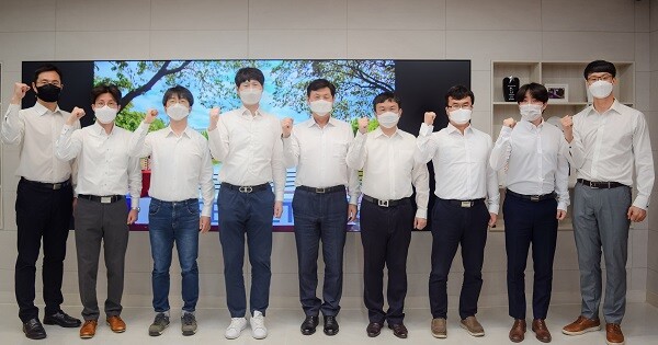 ▲(왼쪽부터) 구형준, 안지환, 안효진, 권용재, 이동훈 총장, 윤현식, 박일규, 한정환, 심민규 교수. 서울과기대 제공