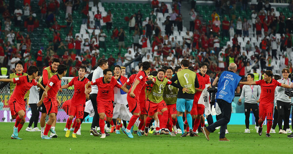 3일 오전(한국시각) 카타르 알라이얀의 에듀케이션 시티 스타디움에서 열린 2022 카타르월드컵 조별리그 H조 3차전에서 한국 대표팀이 포르투갈을 2-1로 이긴 뒤, 16강 진출이 확정되자, 선수들이 다 함께 환호하고 있다. 알라이얀/연합뉴스