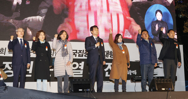 19일 오후 서울 중구 숭례문 인근에서 열린 윤석열 정부의 퇴진을 요구하는 촛불집회에서 안민석 더불어민주당 의원(가운데)이 발언하고 있다. 왼쪽부터 무소속 민형배 의원, 더불어민주당 소속 양이원영·강민정·안민석·유정주·황운하·김용민 의원. 연합뉴스