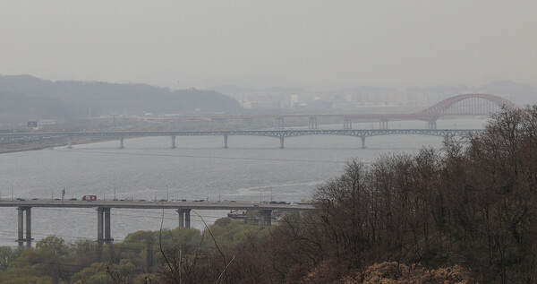 오후부터 황사가 유입돼 서쪽 지역을 중심으로 미세먼지가 나쁨 수준 이상일 것으로 예보된 23일 서울 마포구 하늘공원에서 바라본 가양대교와 방화대교. 연합뉴스