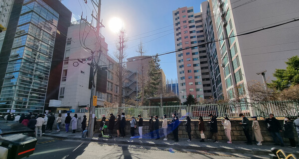 제20대 대선 사전투표 이틀째인 5일 서울 강남구 역삼2동 주민센터에 차려진 사전투표소를 찾은 유권자들이 투표를 위해 줄 서 있다. 연합뉴스