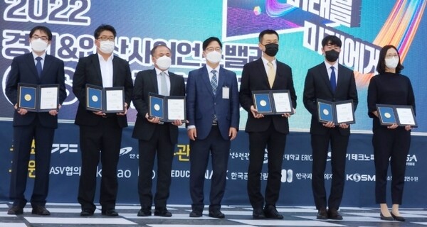 왼쪽부터 김도균 교수, 박상윤 센터장, 정종욱 대표. 김규식 경기도 미래성장정책관, 박승범 교수, 이진욱 교수, 윤혜진 수석연구원. 경기도 제공