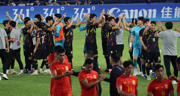 황선홍 24살 이하 축구대표팀 감독(맨 오른쪽)이 1일 열린 항저우아시안게임 축구 8강전 중국과의 경기에서 승리한 뒤 선수들을 맞이하고 있다. 항저우/윤운식 선임기자 yws@hani.co.kr