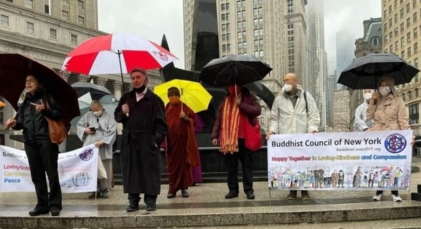 뉴욕 맨해튼에서 불교도들이 ‘아시아계 혐오범죄 중단' 촉구 집회를 열고 있다. 미주현대불교 제공.