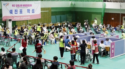 5일 광주 북구 예방접종센터에서 광주시민들이 코로나19 백신을 맞기 위해 기다리고 있다.