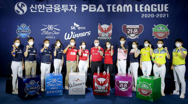 9일 유튜브로 열린 2020~2021 신한금융투자 피비에이(PBA) 프로당구 팀 리그 출범 미디어데이 행사에서 프레드릭 쿠드롱(가운데) 등 선수들이 선전을 다짐하고 있다. PBA 제공