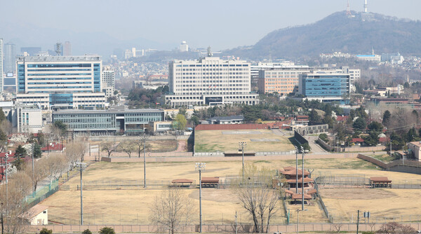 3일 대통령 집무실 국방부 청사 이전을 위한 정부와 윤석열 대통령 당선인 쪽 실무협의가 마무리된 것으로 전해졌다. 사진은 서울 용산구 국방부 청사(오른쪽)와 합동참모본부 건물(왼쪽) 및 인근 부지의 모습. 연합뉴스