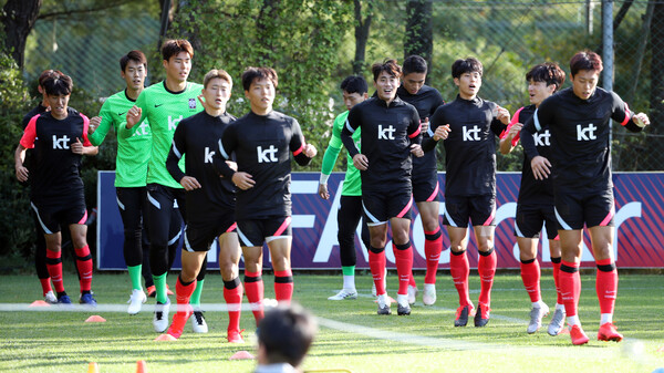 모처럼 소집된 올림픽 축구대표팀 선수들이 5일 경기 파주 축구국가대표팀트레이닝센터(NFC)에서 훈련하고 있다. 파주/연합뉴스