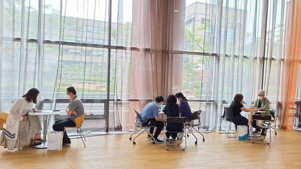 학부모들이 형남홀에서 전문 입학사정관과 1대1 맞춤형 상담을 하고 있다. 숭실대 제공