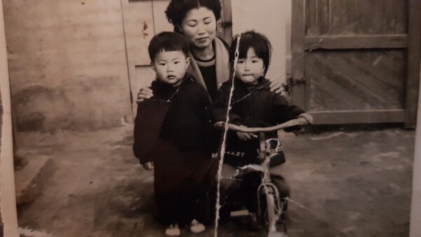 1961년 군산 평화동 시절 어머니와 함께 한 하성환(왼쪽)·제숙씨 남매. 사진 하성환씨 제공