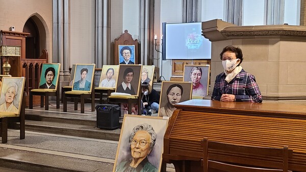 김희선 항일여성독립운동기념사업회 이사장이 19일 워싱턴 홀리시키 교회에서 열린 ‘피워라’전 개막식에서 인사말을 하고 있다. 김희선 항일여성독립운동기념사업회 이사장이 19일 워싱턴 홀리시키 교회에서 열린 ‘피워라’전 개막식에서 인사말을 하고 있다.