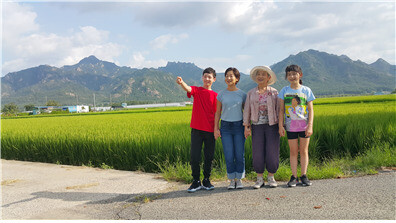 미국 로스앤젤레스에서 할머니가 사는 전남 영암군 구림마을을 처음 방문한 손주들과 월출산 천왕봉과 구정봉을 배경으로 기념사진을 찍었다. 왼쪽부터 손자 태호, 딸 운아, 필자, 손녀 한아. 김반아 주주통신원 제공