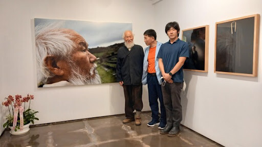 지난 10월5일 ‘나를 품은 살갗’ 사진전이 열리고 있는 갤러리 류가헌에서. 왼쪽부터 부친 김명식 시인, 김형효 한겨레온 주주통신원, 아들 김일목 사진작가. 사진 김형효 주주통신원 제공