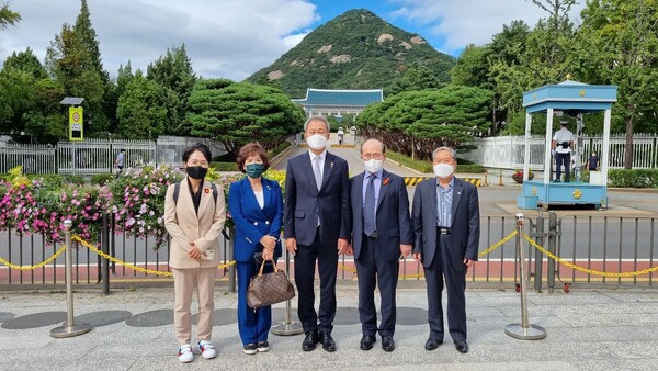 여수시의회는 12일 문재인 대통령의 여순사건 추념식 참석을 요청하는 건의문과 서명부를 청와대에 전달했다. 여수시의회 제공