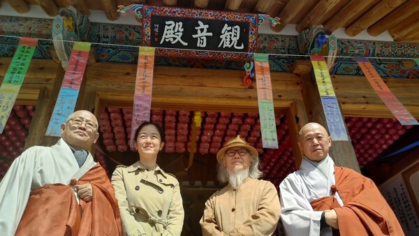 지난 4월10일 강화도 전등사 ‘관음전 점안법회’가 열렸다. 왼쪽부터 회주 장윤 스님, 후불탱화를 그린 이수예 작가, 강대철 조각가, 주지 여암 스님이 현판(성파 종정의 글씨)을 배경으로 함께했다. 김경애 기자