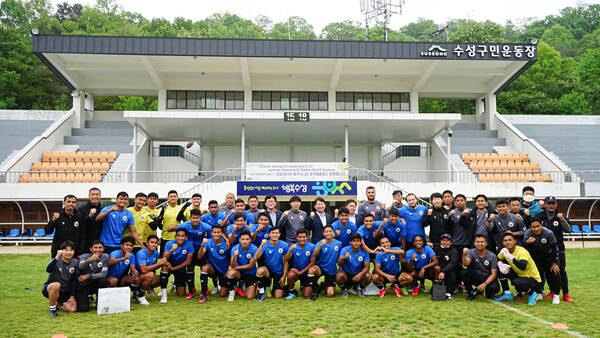 신태용 감독이 이끄는 인도네시아 23살 이하 축구대표팀 선수들이 4월 한국 전지훈련에서 포즈를 취하고 있다. 마쿠스 한 제공