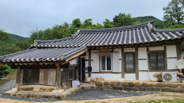 고 이반 작가와 한순자씨 부부가 지난 2010년께 정착한 고성 왕곡마을의 한옥 ‘반시제’. 감나무가 많은 마을이어서 자신의 예명 ‘반’(베드로)에 감 ‘시’를 붙여 직접 지은 이름이다. 장석근 목사가 현판을 만들어 걸었다. 김경애 기자