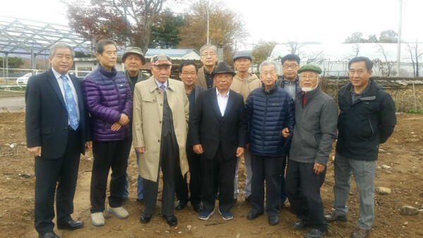 지난 2015년 국민문화연구소 원로 회원들이 박승한(앞줄 가운데) 고문의 자택을 방문했을 때 함께한 모습이다. 국민문화연구소 제공