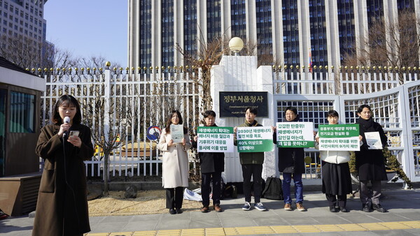 기후솔루션과 녹색에너지전략연구소, 플랜1.5, 환경운동연합 등 환경·기후단체들이 14일 서울 종로구 정부서울청사 앞에서 기자회견을 열고 2030년 재생에너지 발전 비중 목표를 40% 이상으로 높이라고 촉구했다. 기후솔루션 제공