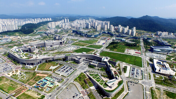 세종정부청사와 주변 아파트 단지. 한국토지주택공사 제공