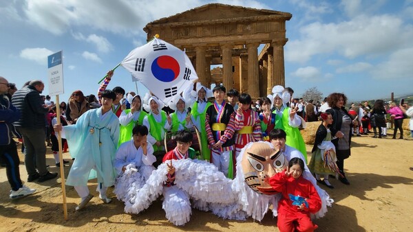 지난 11일 이탈리아 아그리젠토에서 열린 ‘국제 어린이 민속축제’에서 은율탈춤 동아리 ‘얼쑤’ 단원들이 공연을 마친 뒤 기념촬영을 하고 있다.     얼쑤 제공