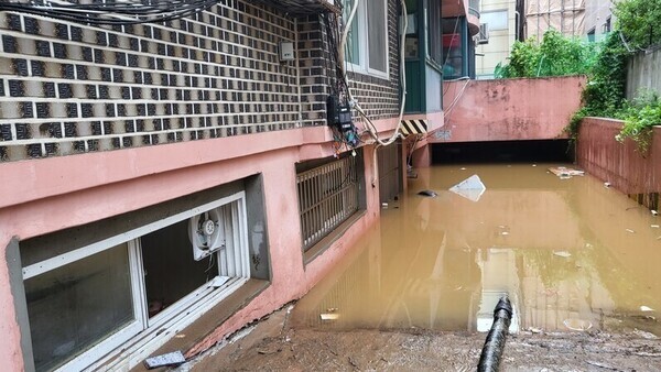 지난해 8월 서울 관악구 부근 한 빌라 반지하에 폭우로 침수된 일가족 3명이 갇혀 신고했지만 결국 숨졌다. 사진은 침수된 빌라 배수작업. 연합뉴스