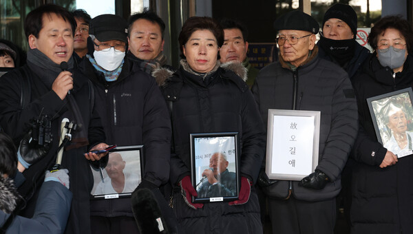 일제 강제동원 피해자 유족들과 법률 대리인단이 21일 오전 미쓰비시중공업과 일본제철을 상대로 낸 손해배상 청구 소송에서 승소한 후 서울 서초구 대법원 법정 앞에서 기자회견을 하고 있다. 연합뉴스