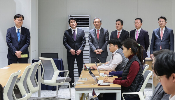 이관섭 정책실장(왼쪽부터), 황상무 시민사회수석, 한오섭 정무수석, 박춘섭 경제수석, 이도운 홍보수석, 장상윤 사회수석 등이 30일 서울 용산 대통령실 청사에서 열린 김대기 대통령 비서실장의 인사 발표 브리핑에 배석하고 있다. 연합뉴스