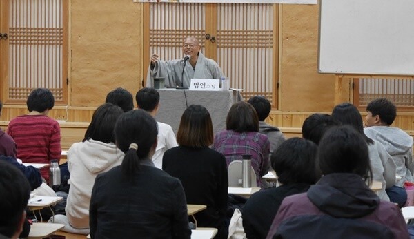 실상사작은학교에서 철학을 가르치는 법인 스님