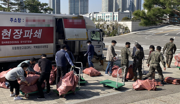 이전 준비가 시작된 서울 용산 국방부에서 7일 관계자들이 각 사무실에서 나온 보안문서 파쇄작업을 하고 있다. 연합뉴스