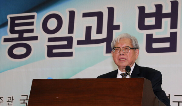 고 김철수 서울대 명예교수가 2014년 5월12일 국회에서 열린 `통일과 법, 현재와 미래'란 주제로 열린 통일심포지엄에서 기조연설하고 있다. 연합뉴스