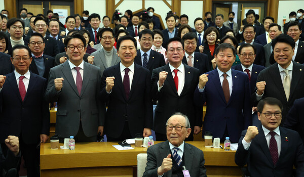 국민의힘 친윤(친윤석열)계 의원들이 주축이 된 공부 모임 ‘국민공감’이 7일 출범했다. 이날 오전 국회 의원회관에서 열린 출범 기념 첫 모임에서 참석자들이 기념촬영을 하고 있다. 연합뉴스